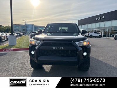 2017 Toyota 4Runner SR5 - 4WD / LIFTED!