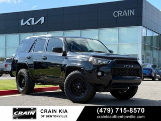2017 Toyota 4Runner SR5 - 4WD / LIFTED!