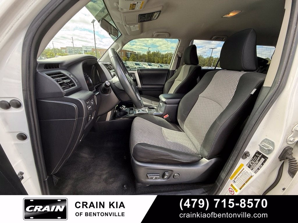 2018 Toyota 4Runner SR5 - 4WD / CLEAN CARFAX