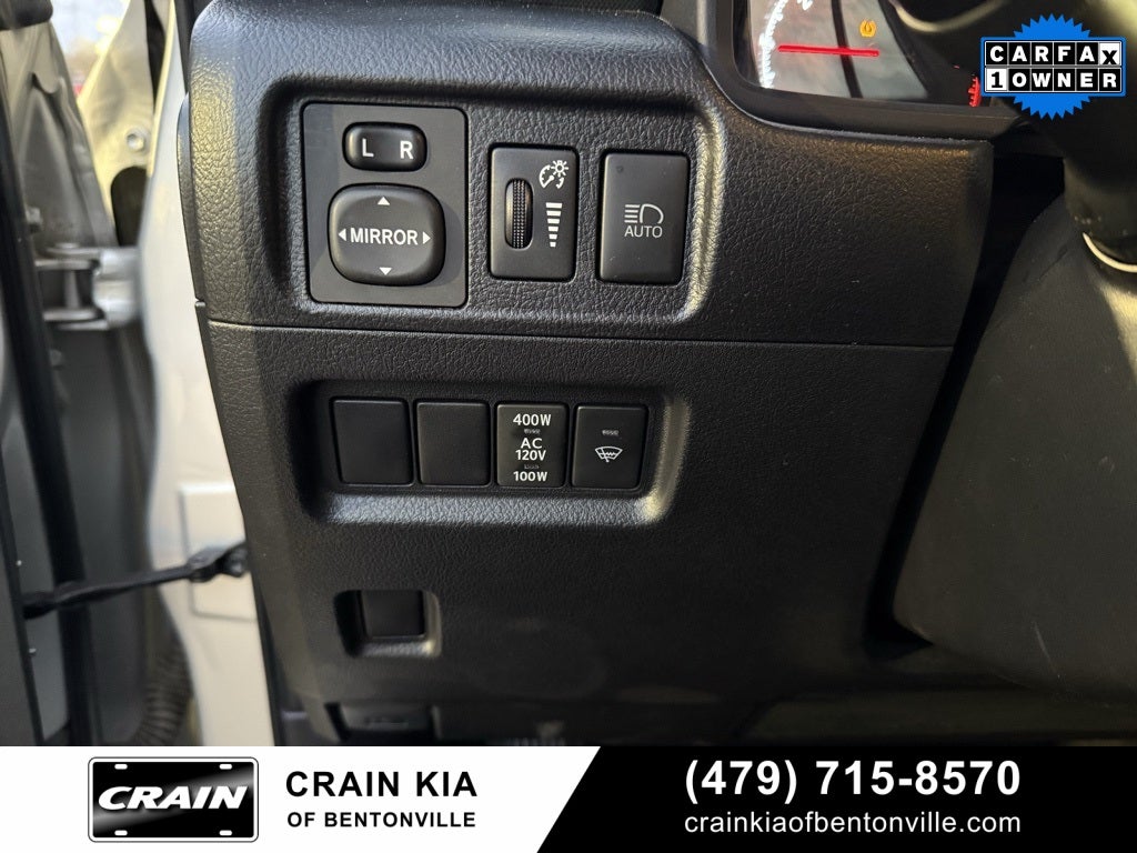 2024 Toyota 4Runner SR5 - 4WD / CLEAN CARFAX / ONE OWNER