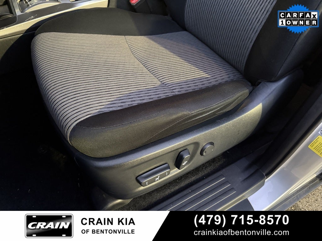 2024 Toyota 4Runner SR5 - 4WD / CLEAN CARFAX / ONE OWNER