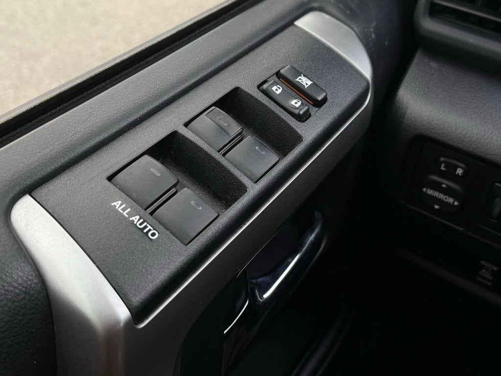 2024 Toyota 4Runner SR5 - 4WD / CLEAN CARFAX / ONE OWNER