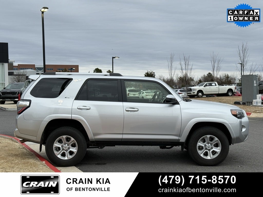 2024 Toyota 4Runner SR5 - 4WD / CLEAN CARFAX / ONE OWNER