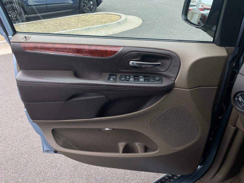 2013 Chrysler Town & Country Touring CLEAN CARFAX / LOW PAYMENTS