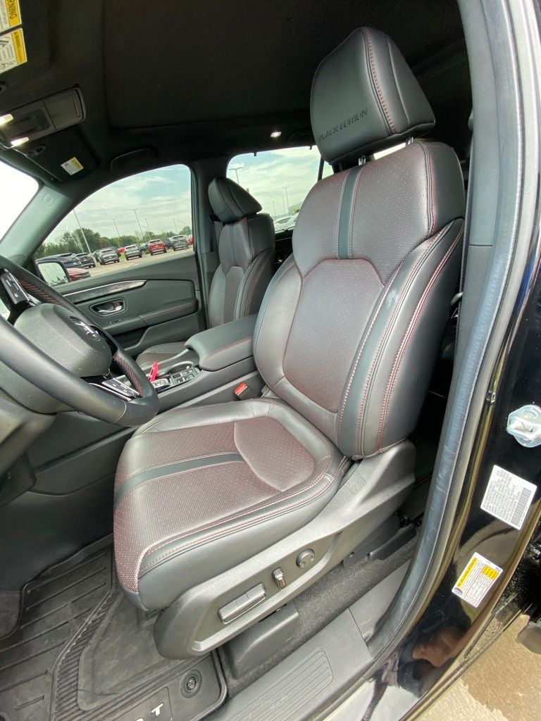 2025 Honda Pilot Black Edition AWD / 3RD ROW / LOADED / ONE OWNER