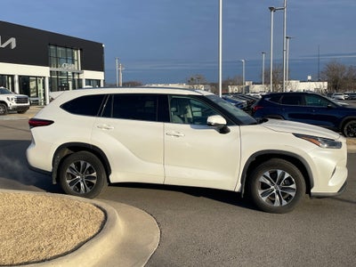 2021 Toyota Highlander XLE HEATED SEATS / POWER LIFTGATE