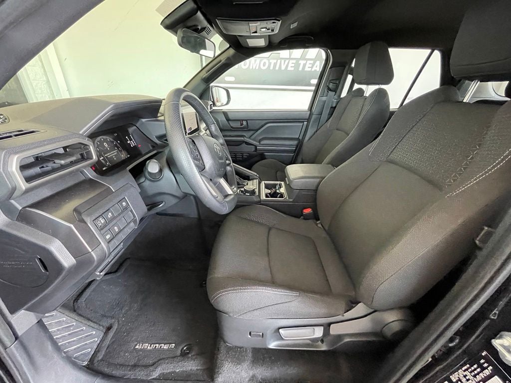 2025 Toyota 4Runner SR5 4X4 / ONE OWNER