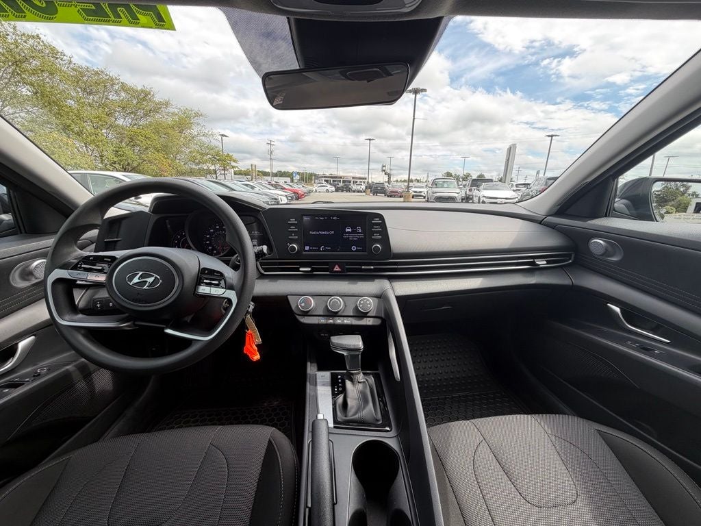 2022 Hyundai ELANTRA SE