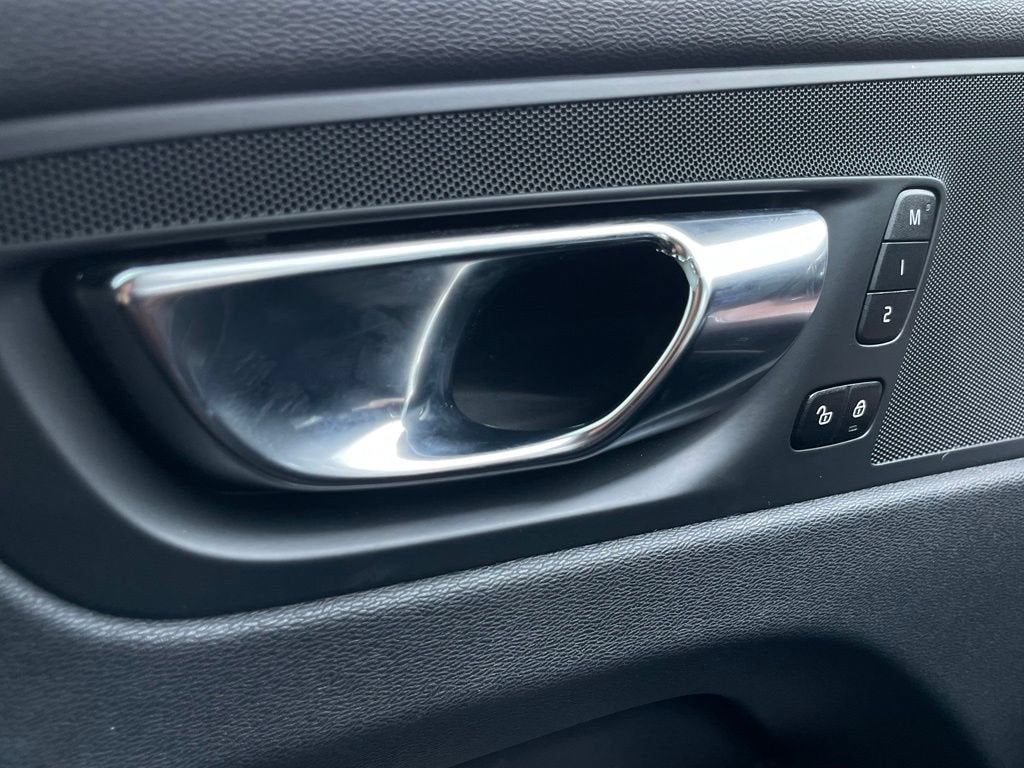 2023 Volvo XC60 Plus Dark Theme