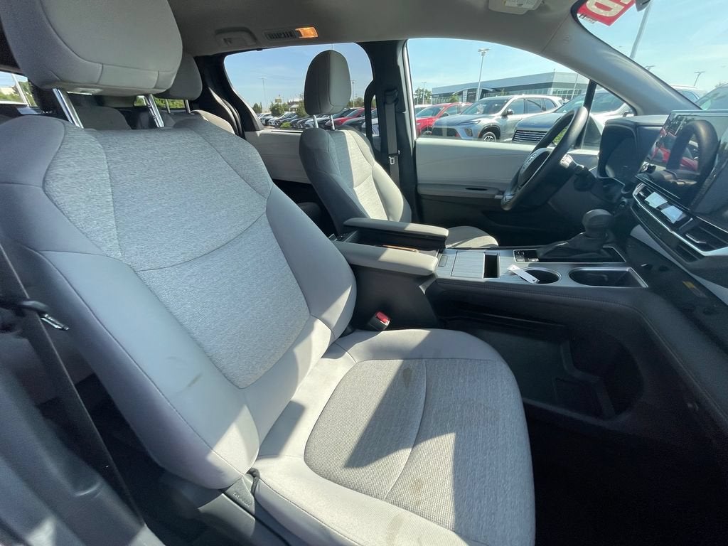 2025 Toyota Sienna LE