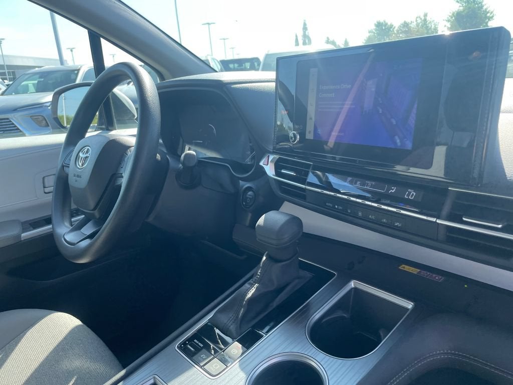 2025 Toyota Sienna LE