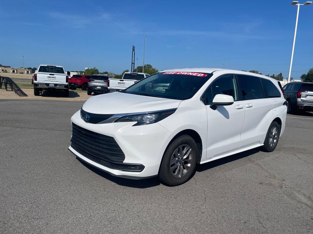 2025 Toyota Sienna LE