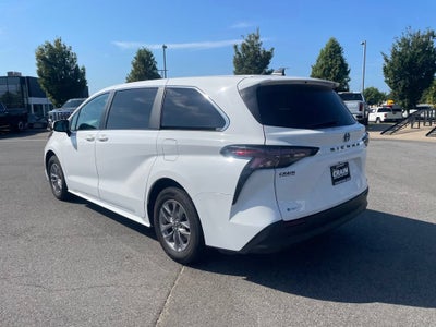 2025 Toyota Sienna LE