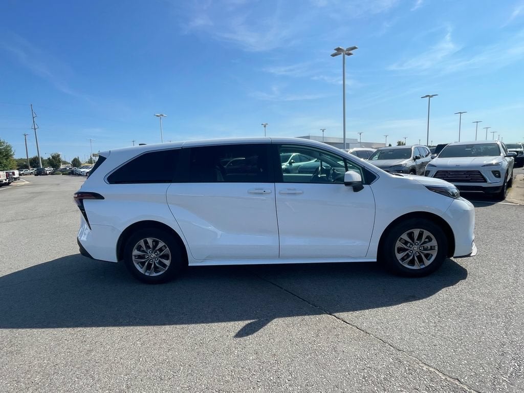 2025 Toyota Sienna LE